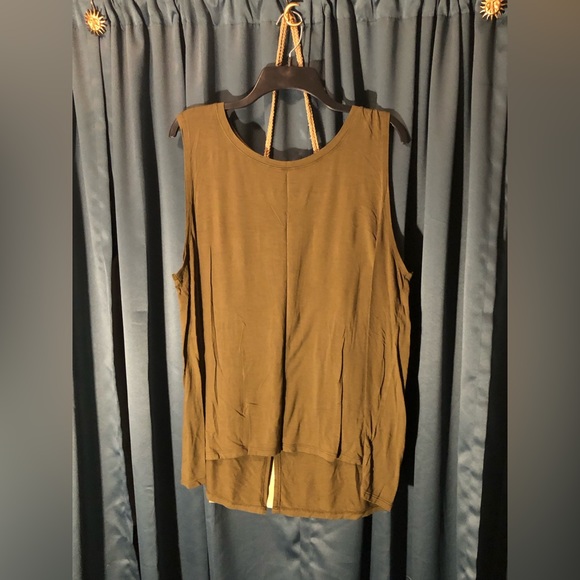 Old navy green sleeveless top.                                (Inventory tub #1) - Picture 2 of 4